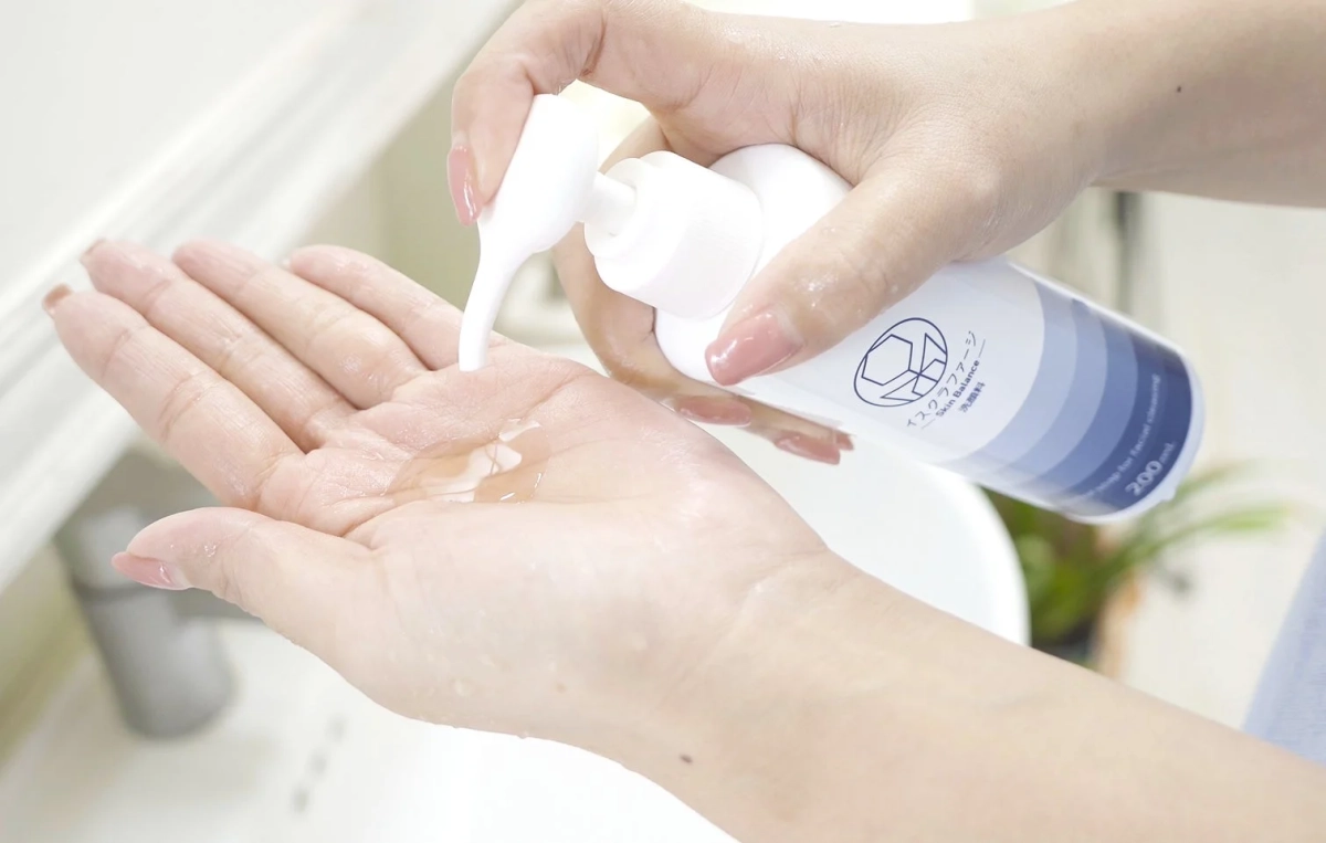 洗顔料を手に取る様子