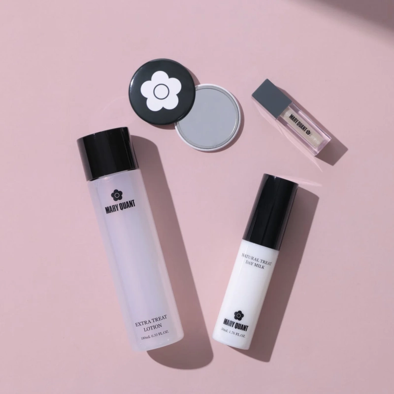 化粧水、乳液、ミラー、リップグロス