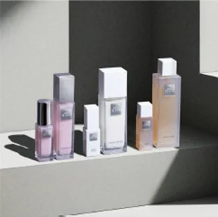 ザ・ギンザの様々なサイズの化粧品ボトル