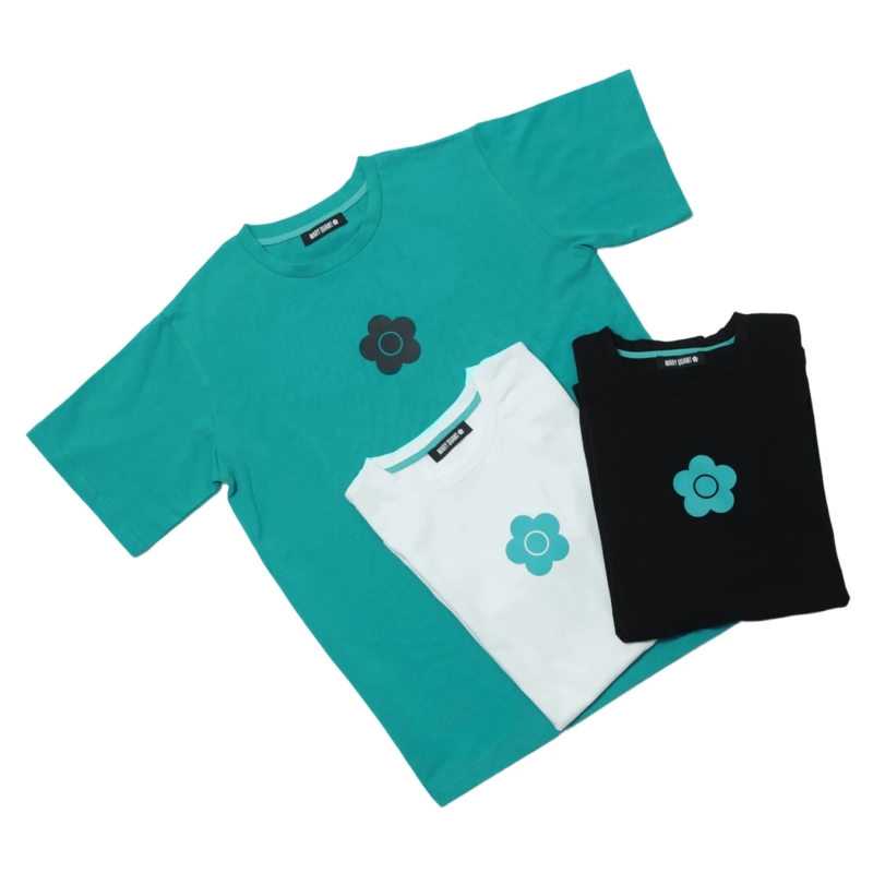 白、黒、ターコイズブルーのTシャツ