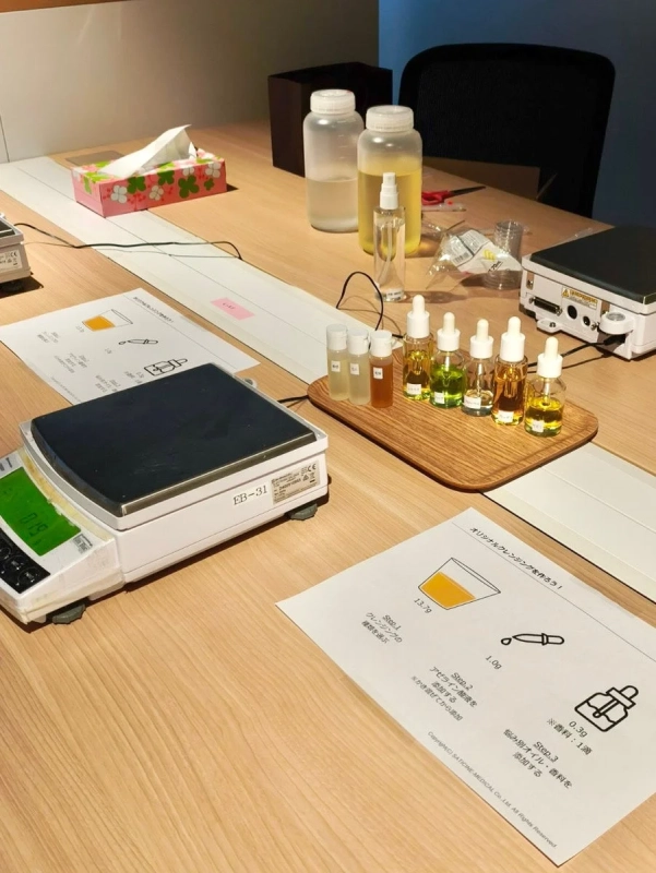 オリジナルクレンジングオイル作りの様子
