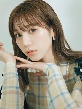 チェック柄のトップスを着用した若い女性のポートレート