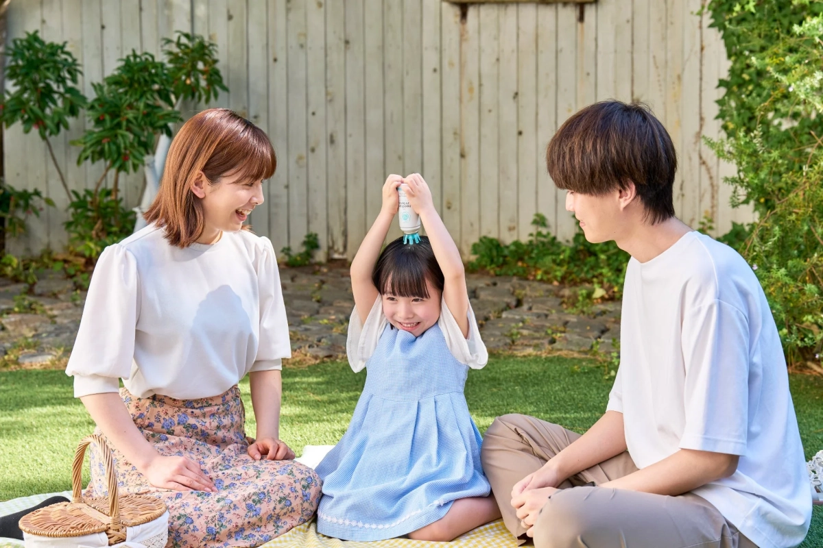 庭の芝生の上でピクニックを楽しむ家族の様子です。