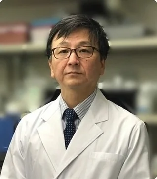 白衣を着用し眼鏡をかけた男性のポートレート