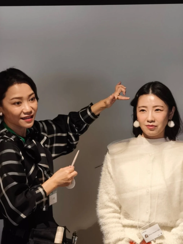 アイブロウメイクレッスンの様子