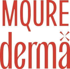 白い背景に赤い文字で「MOURE」と「derma x」と書かれたロゴマーク
