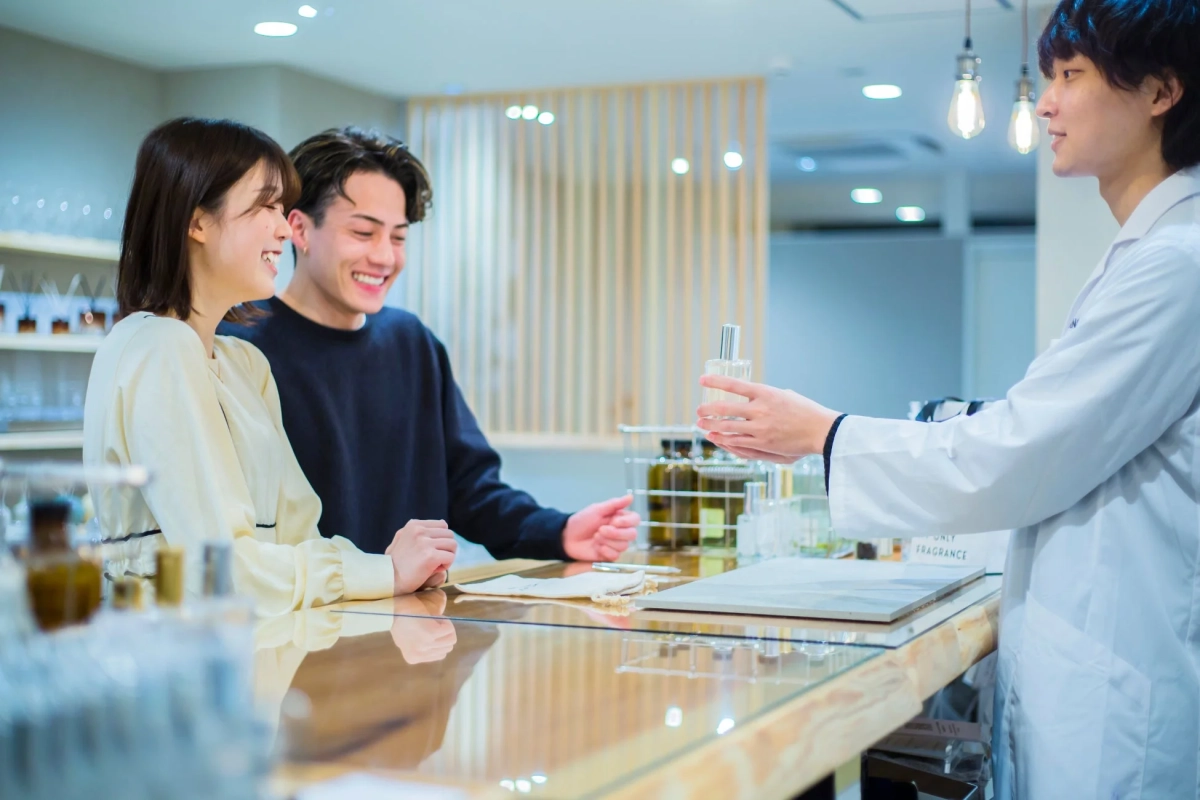 店舗での接客風景