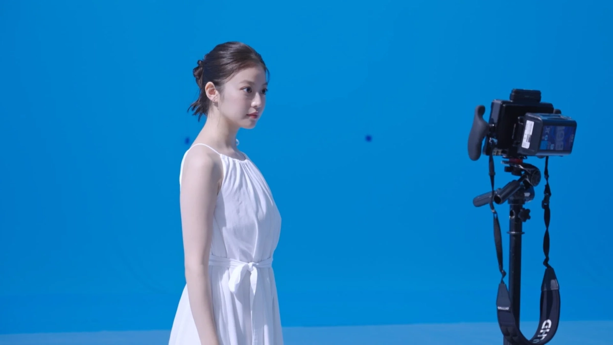 女性、モデル、ポートレート、撮影、カメラ、青い背景、白いドレス、スタジオ、横顔