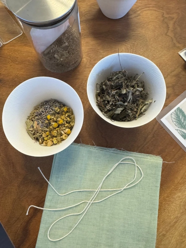 ドライハーブや茶葉がボウルに入っている画像