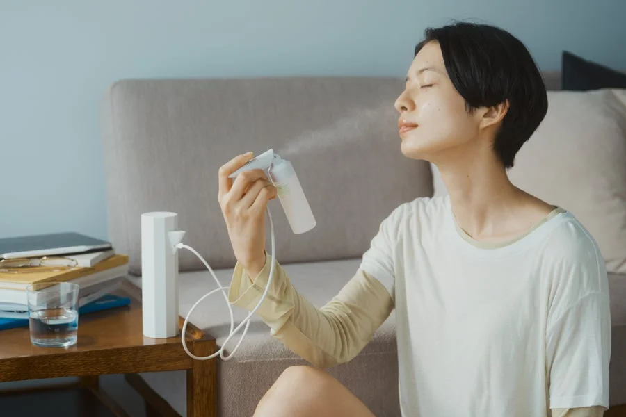 ミストを使う女性