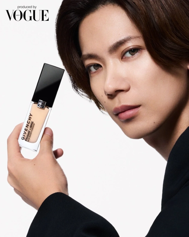 神宮寺勇太さんがファンデーションを持つ様子