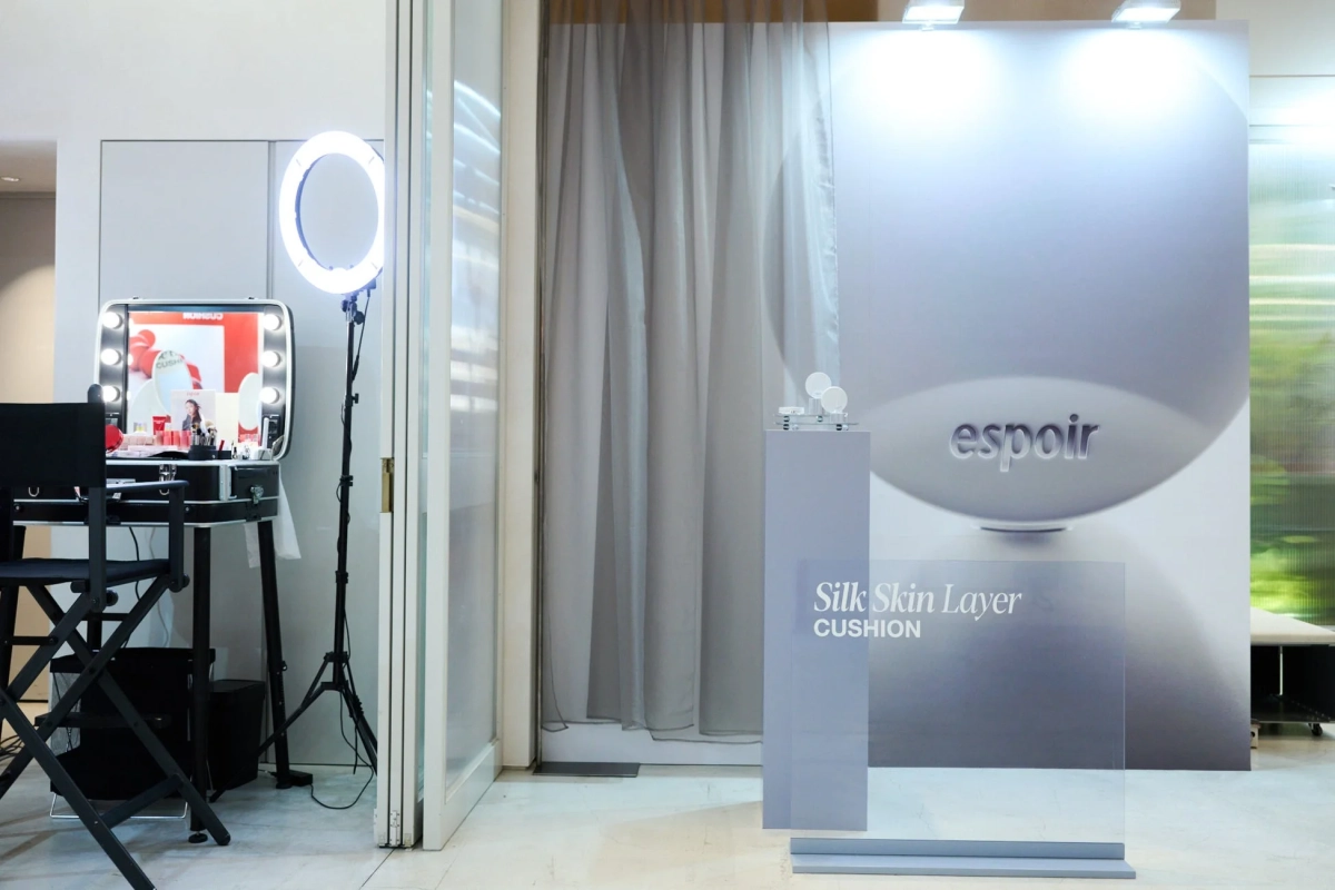 espoirブランドのコスメイベントまたはブースの様子。メイクアップステーション