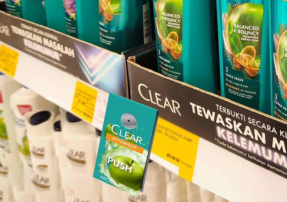 シャンプーの陳列棚に設置されたアロマテスター