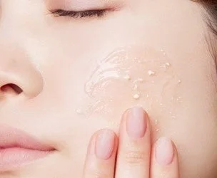 女性が顔にジェルを塗布