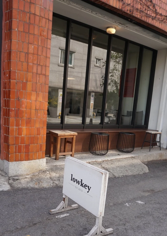 Lowkeyのカフェ外観
