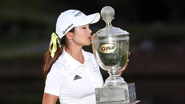 優勝トロフィーにキスをするアン・シネ