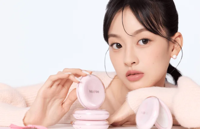 MilleFéeのコスメコンパクトを持つ女性モデル