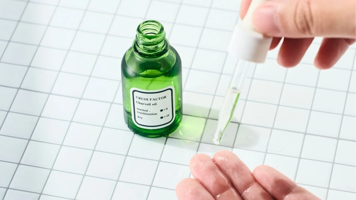 美容オイルを手に垂らす