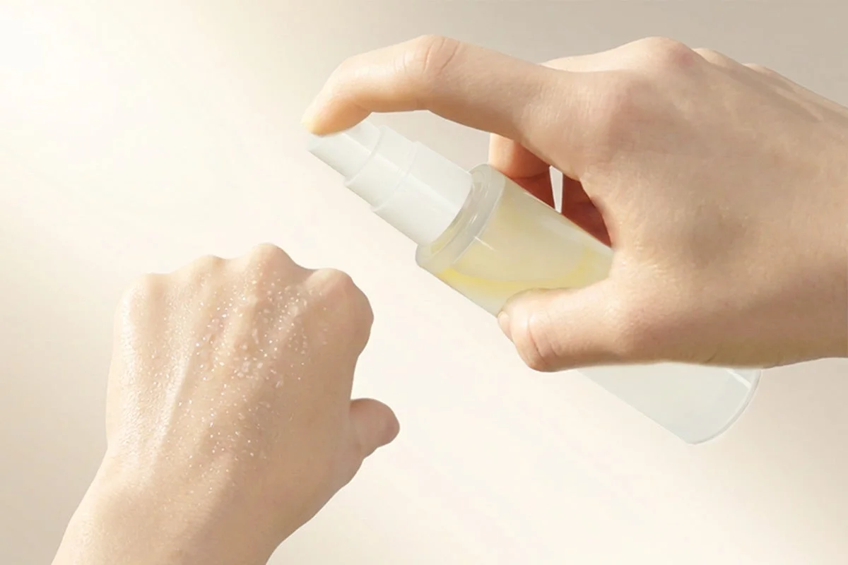 ミストを手に噴射する様子