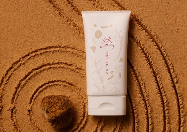 黒糖成分を配合した洗顔料の白いチューブ