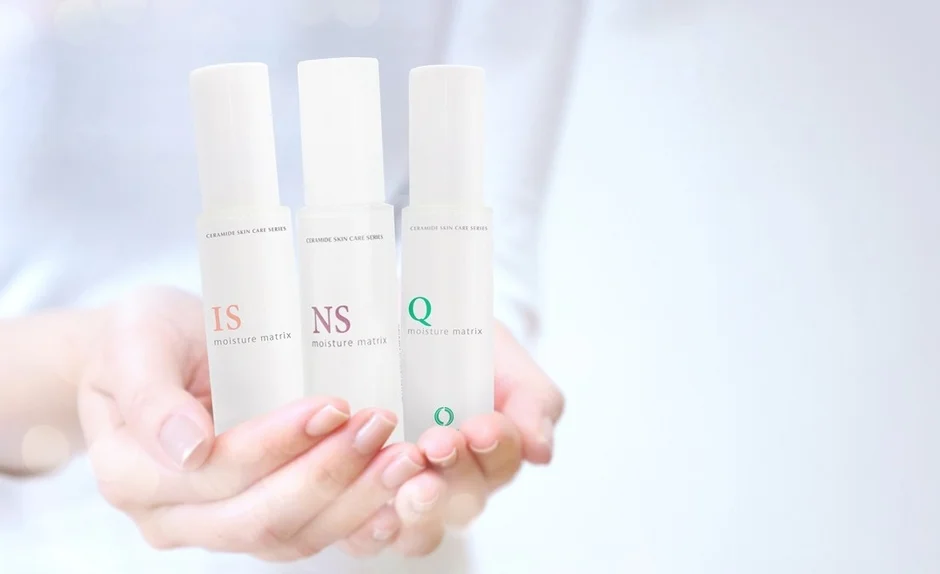 スキンケア製品ボトル