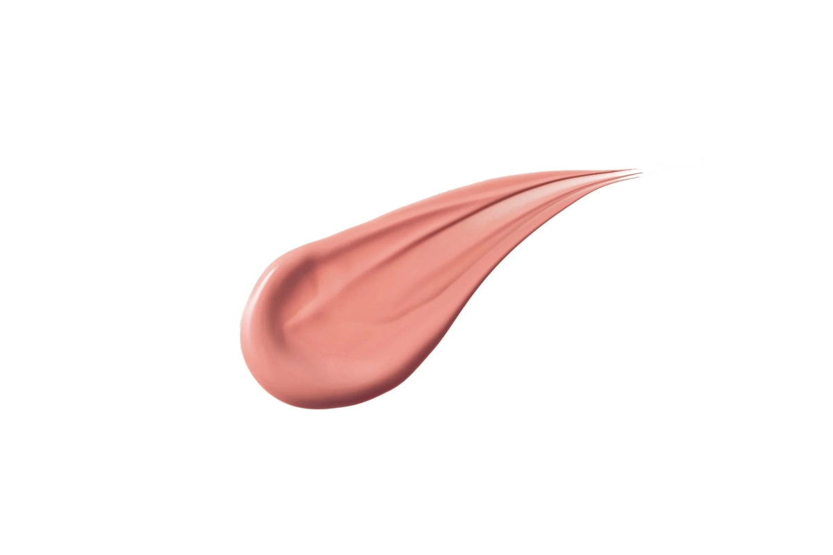 ピーチピンク色のなめらかなクリーム状の化粧品