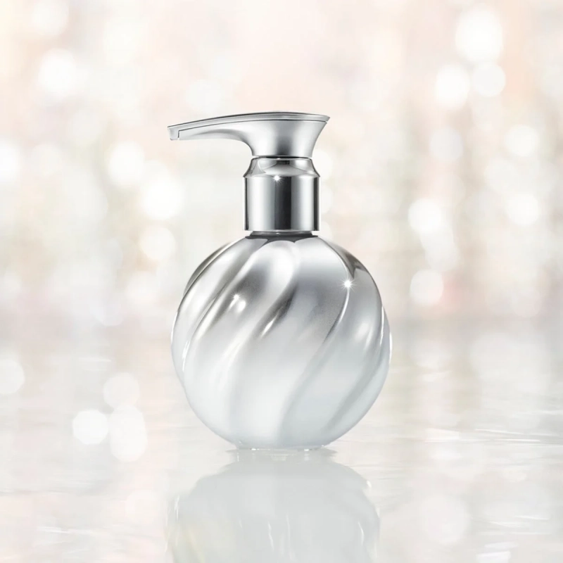 銀色のポンプ式ボトル