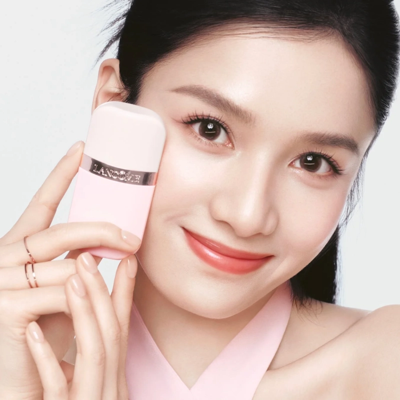 女性がランコム製品を持つ