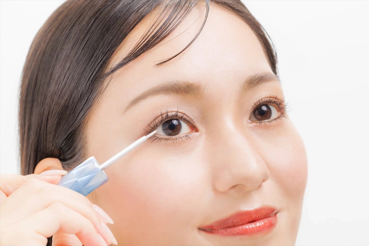 まつげ美容液の使用イメージ