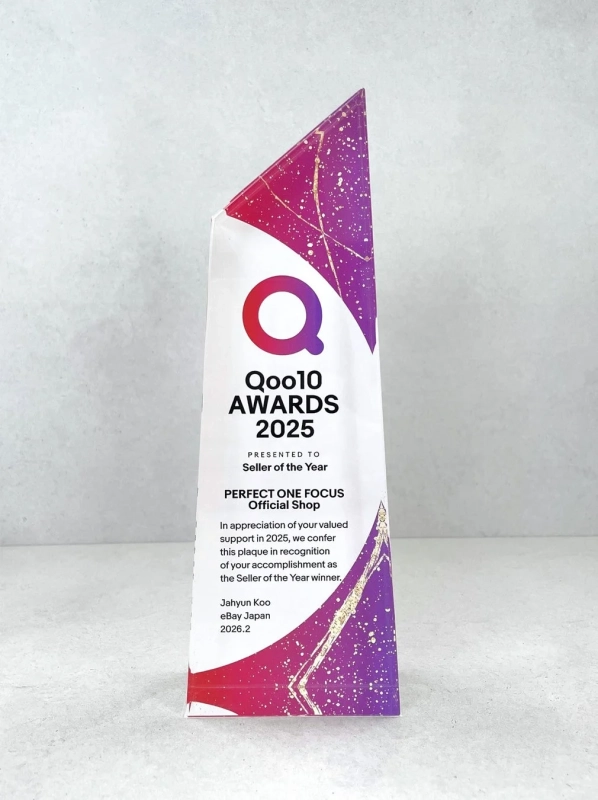 Qoo10 AWARDS 2025の「Seller of the Year」を受賞したPERFECT ONE FOCUS Official Shopに贈られたトロフィー