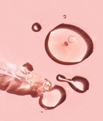 美容液のような液体とドロッパー