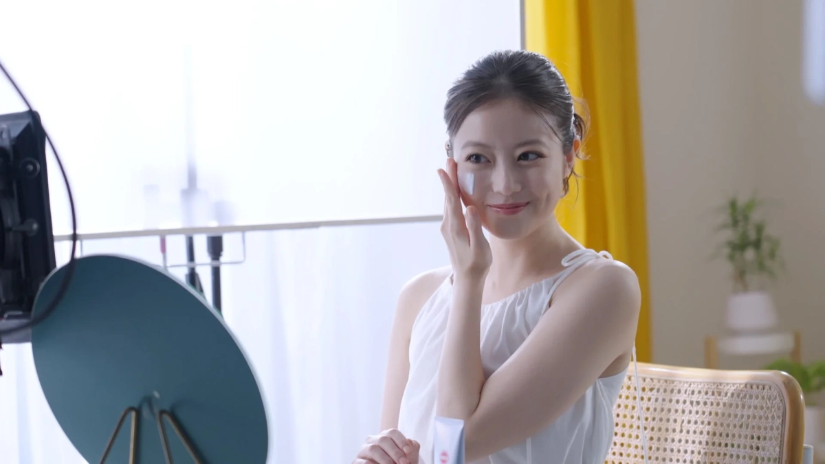 美容、スキンケア、女性、クリーム、化粧品、笑顔、屋内、ポートレート、明るい、肌ケア