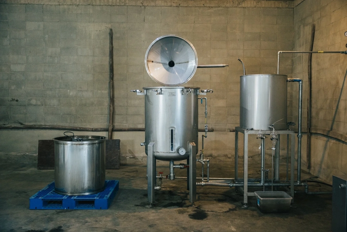 大型蒸留器が並ぶ工場内