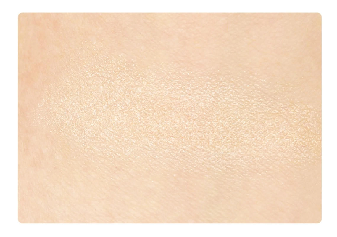 肌に溶け込むパール感