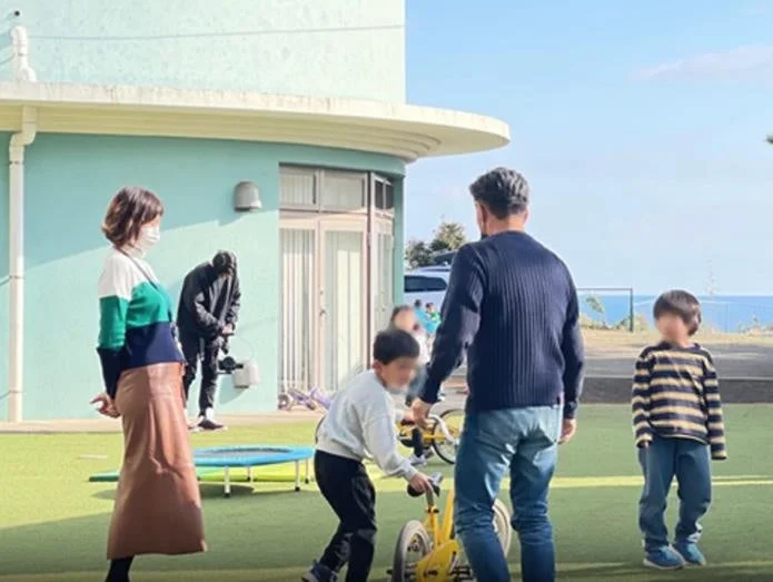 屋外で遊ぶ子供と大人