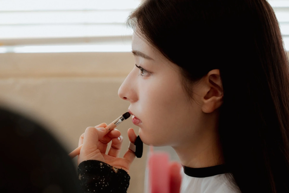 メイクアップ中の女性