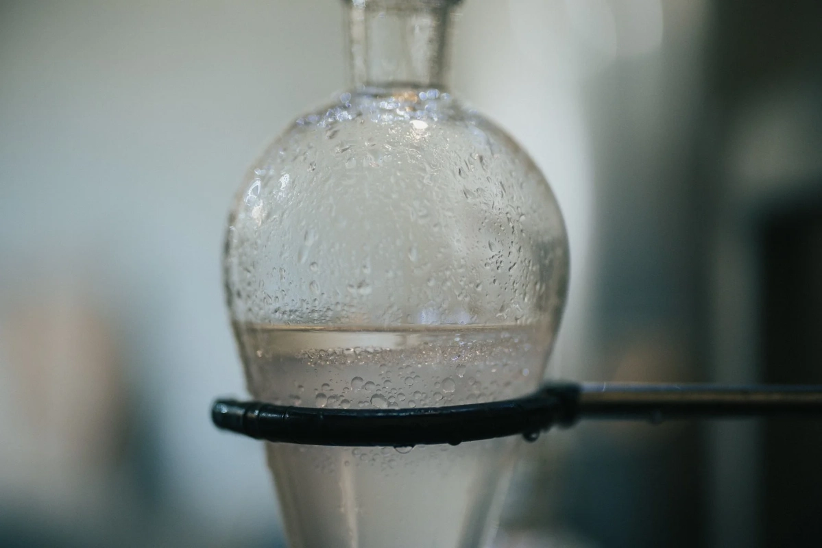 精油が抽出されるフラスコ