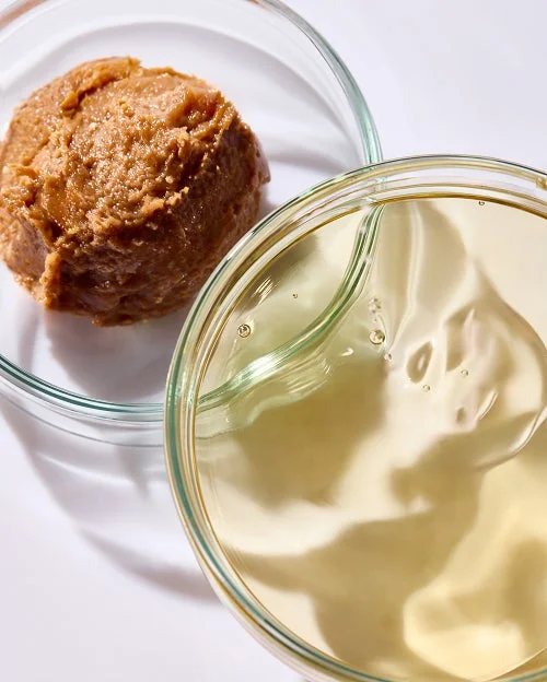 茶色のペーストと透明な液体