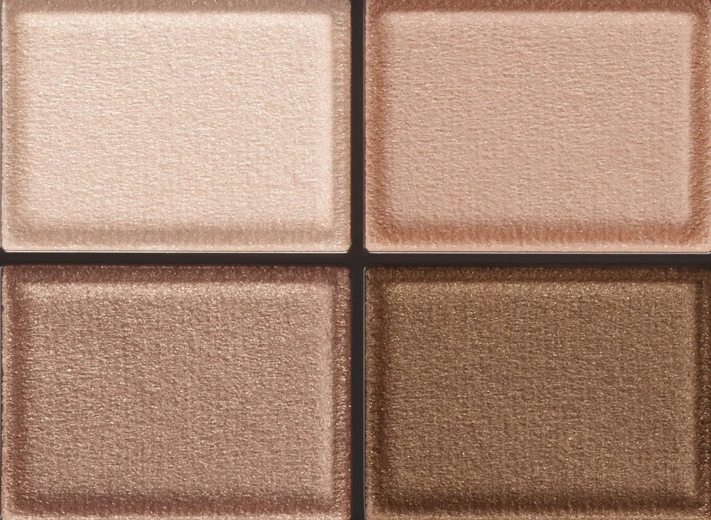 異なるブラウン系の4色アイシャドウパレット