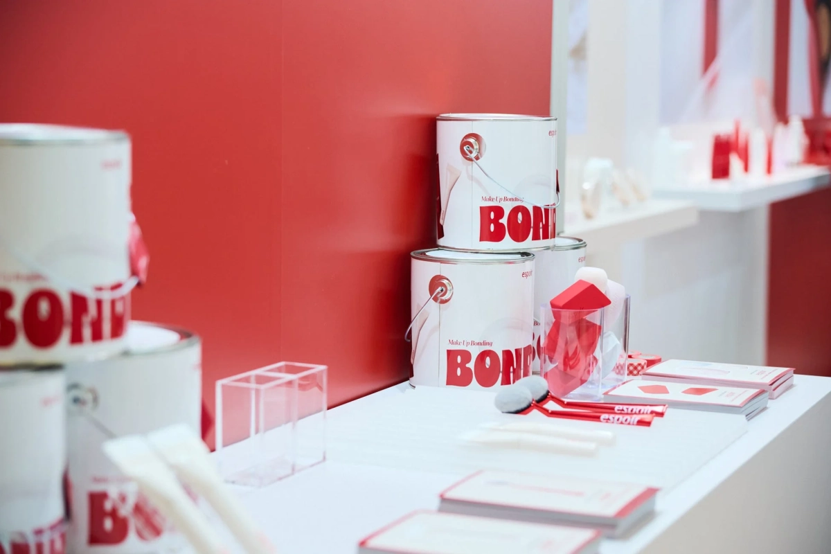 赤と白のコントラストが特徴的なコスメブランドespoirのディスプレイ