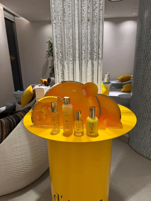 d'Albaスキンケア製品のディスプレイ