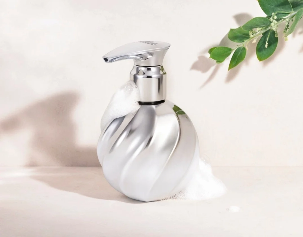銀色のポンプボトルと泡