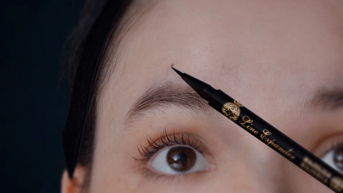 メイクアップ中のアイライナー