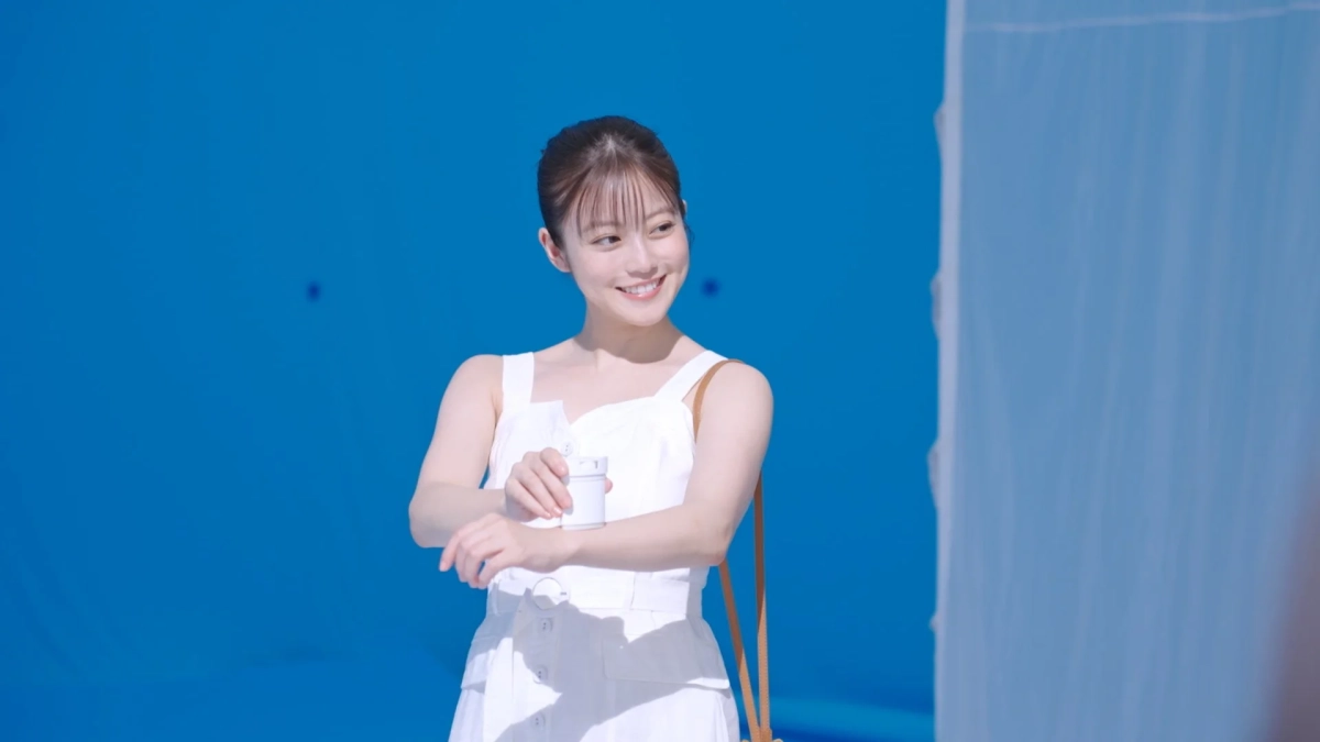 女性、笑顔、白いワンピース、スキンケア、美容、青い背景、夏、フレッシュ、屋内、製品、塗る