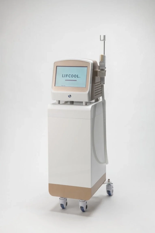 白とベージュを基調としたモダンなデザインの医療または美容機器が、白い背景に置かれています。ディスプレイには「LIFCOOL.」と表示されており、キャスター付きで移動可能です。