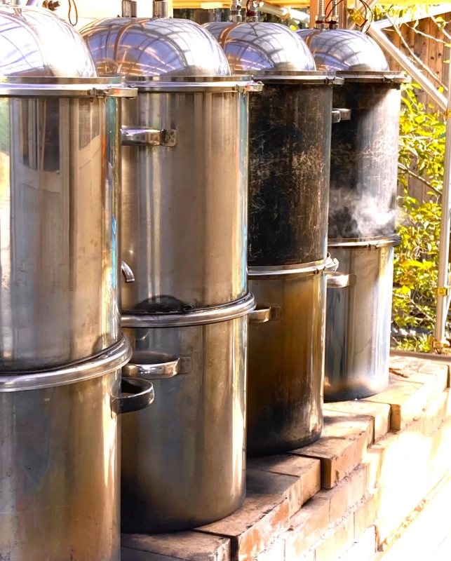 大きな鍋で何かを煮込んでいる様子