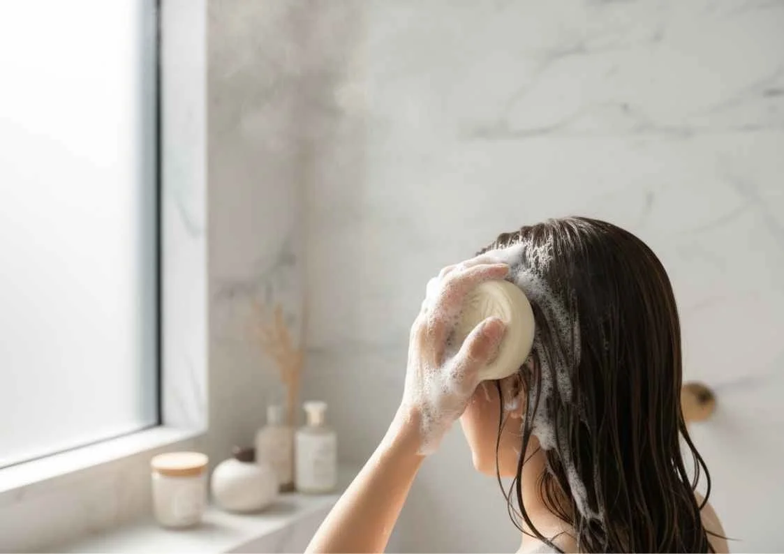 女性が固形シャンプーで洗髪している様子