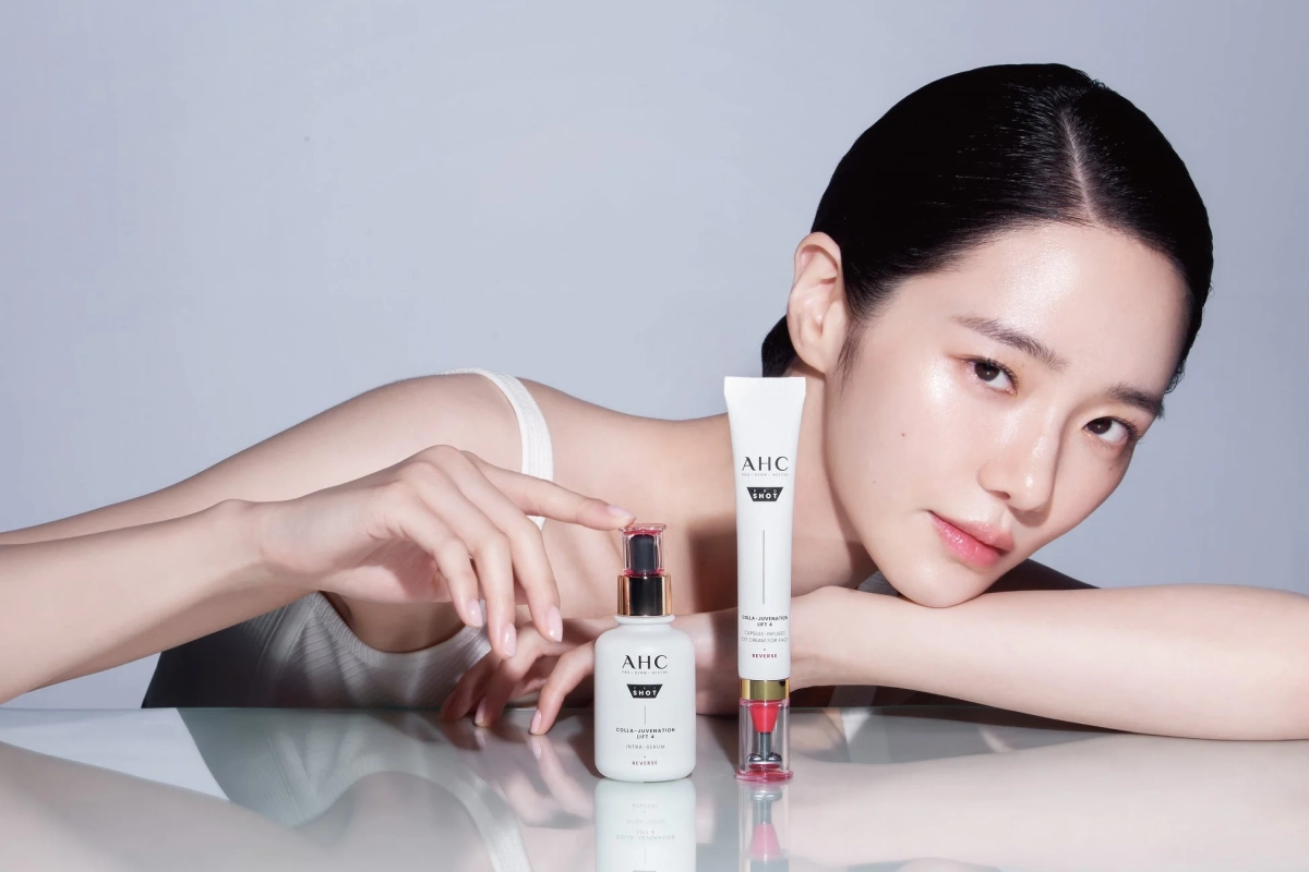 AHCのスキンケア製品を持つ女性