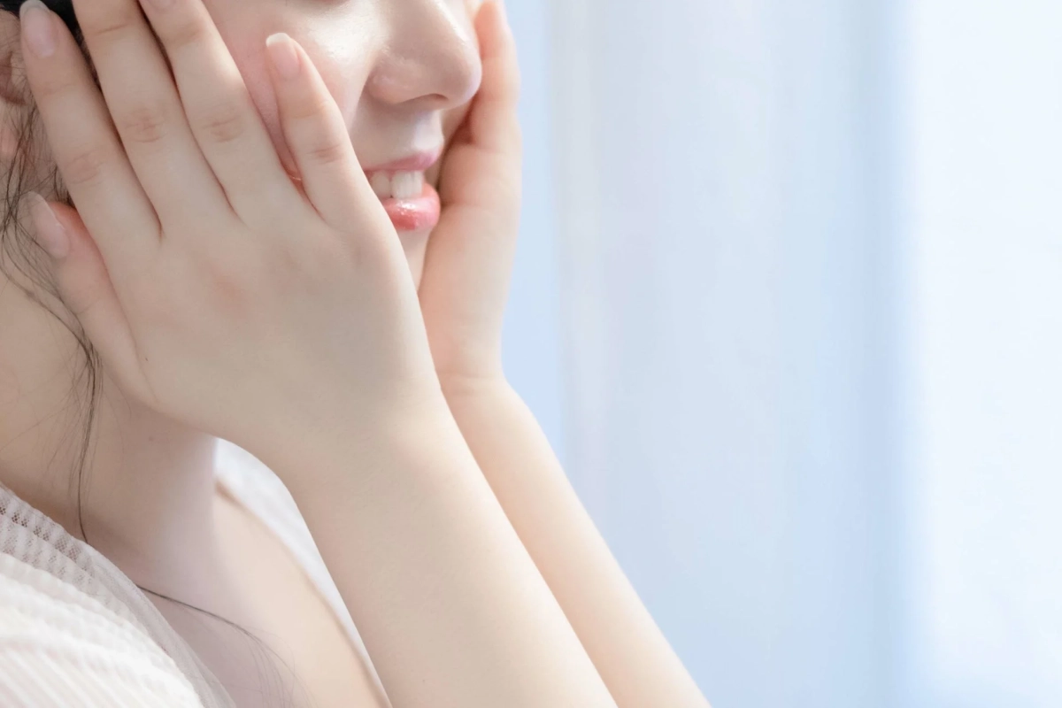 頬に手を当てる女性