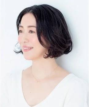 肩までのショートヘアで笑顔を見せる新井ミホ氏